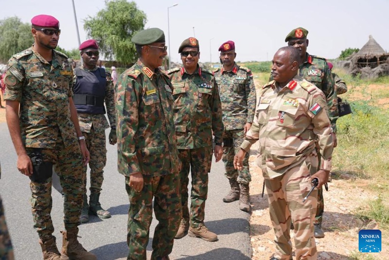 Picha hii iliyopigwa kwa simu ya mkononi Septemba 27, 2025 ikimwonyesha Mwenyekiti wa Baraza la Mpito la Utawala la Sudan TSC na Kamanda wa Vikosi vya Jeshi la Sudan (SAF) Abdel Fattah Al-Burhan (wa tatu kushoto) akizungumza na makamanda wa kijeshi mjini El Obeid, Jimbo la Kordofan Kaskazini, Sudan. (Picha na Mohamed Sid Ahmed/Xinhua)