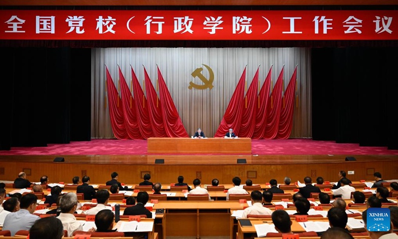 Chen Xi, Mkuu wa Chuo cha Chama cha Kamati Kuu ya Chama cha Kikomunisti cha China (CPC) (Chuo cha Kitaifa cha Mambo ya Utawala), akiwasilisha maelekezo muhimu ya Rais Xi Jinping wa China na kutoa hotuba kwenye mkutano juu ya kazi za vyuo vya Chama uliofanyika Beijing, mji mkuu wa China, Septemba 28, 2025. (Xinhua/Shen Hong)