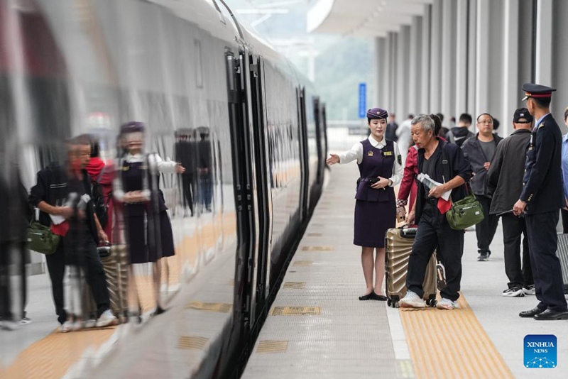Abiria wakitembea kupanda treni ya sehemu ya Shenyang-Baihe ya Reli ya Mwendokasi ya Shenyang-Jiamusi kwenye Stesheni ya Reli ya Fushun mjini Fushun, Mkoa wa Liaoning, kaskazini mashariki mwa China, Septemba 28, 2025. (Xinhua/Pan Yulong)
