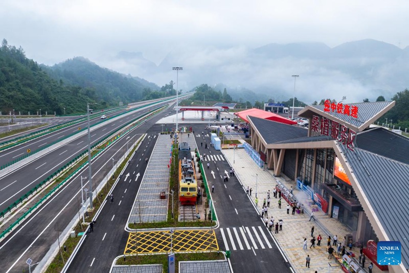 Picha iliyopigwa Septemba 29, 2025 ikionyesha eneo la huduma kando ya barabara kuu ya Sangzhi-Longshan katika Wilaya ya Sangzhi, Mkoa wa Hunan, katikati mwa China. (Xinhua/Chen Sihan)