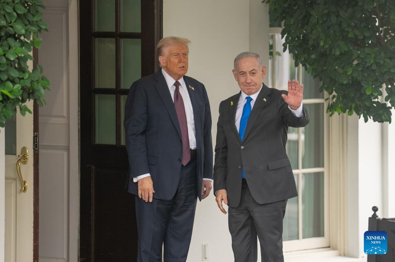Rais wa Marekani Donald Trump (kushoto) akimkaribisha Waziri Mkuu wa Israel Benjamin Netanyahu katika Ikulu ya White House mjini Washington, D.C., Marekani, Septemba 29, 2025. (Xinhua/Hu Yousong)