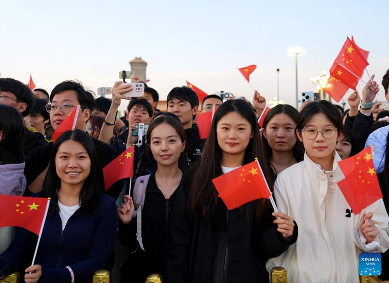 Hafla ya kupandisha bendera yafanyika Uwanja wa Tian'anmen, Beijing kuadhimisha miaka 76 tangu kuanzishwa Jamhuri ya Watu wa China
