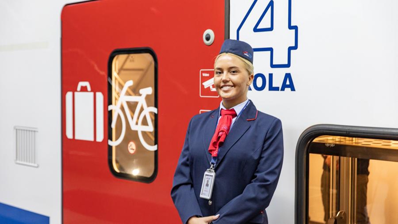 Wahudumu wa treni wakisubiri abiria kupanda treni ya reli ya mwendo kasi ya Theungary-Serbia, mjini Belgrade, Serbia, Oktoba 3, 2025. (Picha na Wang Wei/Xinhua)