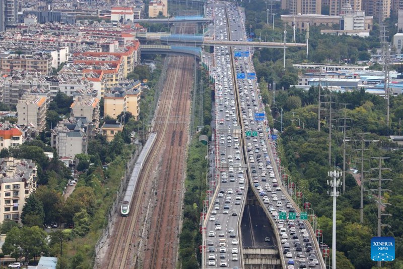 Picha hii iliyopigwa tarehe 8 Oktoba 2025 ikionyesha treni ikiendeshwa kwenye reli katika Mji wa Kunming, Mkoa wa Yunnan, kusini-magharibi mwa China. (Picha na Zheng Yi/Xinhua)