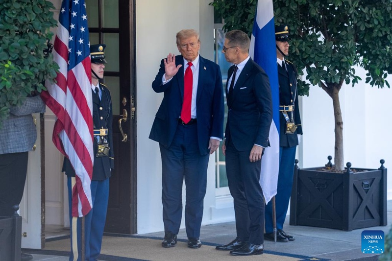 Rais wa Marekani Donald Trump (wa pili kushoto) akimkaribisha Rais wa Finland Alexander Stubb (wa pili kulia) katika Ikulu ya White House mjini Washington, D.C., Marekani, Oct 9, 2025. (Xinhua/Hu Yousong)