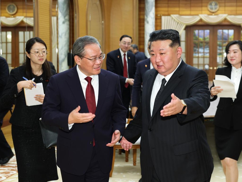 Waziri Mkuu wa China Li Qiang, ambaye pia ni Mjumbe wa Kamati ya Kudumu ya Ofisi ya Siasa ya Kamati Kuu ya Chama cha Kikomunisti cha China (CPC), akikutana na Kim Jong Un, Katibu Mkuu wa Chama cha Workers cha Korea na Rais wa Masuala ya Nchi wa Jamhuri ya Kidemokrasia ya Watu wa Korea (DPRK), mjini Pyongyang, DPRK, Oktoba 9, 2025. (Xinhuang/Jingwea)