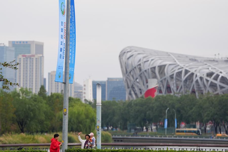 Mabango ya mtaani kwa ajili ya Mkutano wa Viongozi Duniani kuhusu Wanawake yakionekana mjini Beijing, China, Oktoba 11, 2025. (Xinhua/Ju Huanzong)