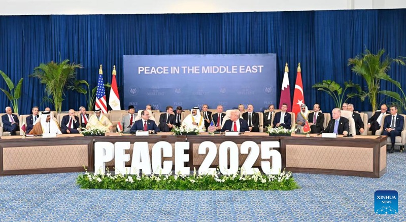 Rais wa Misri Abdel Fattah al-Sisi (wa pili kushoto, mbele), Rais wa Marekani Donald Trump (wa pili kulia, mbele), Rais wa Uturuki Recep Tayyip Erdogan (wa kwanza kulia, mbele), na Amir wa Qatar, Sheikh Tamim bin Hamad Al Thani (wa kwanza kushoto, mbele) wakihudhuria utiaji saini nyaraka za kuunga mkono makubaliano ya kusimamisha vita Gaza kwenye mkutano wa viongozi kuhusu  makubaliano ya kusimamisha vita Gaza uliofanyika Sharm el-Sheikh, Misri, Oktoba 13, 2025. (Ikulu ya Misri/kupitia Xinhua)