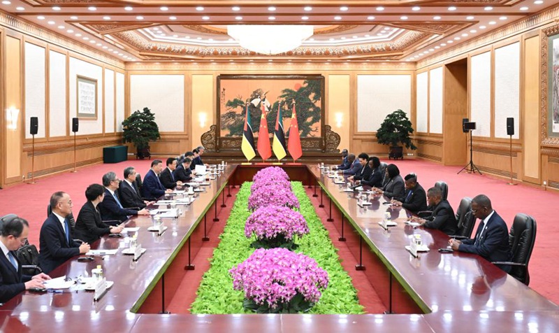 Rais Xi Jinping wa China akikutana na Waziri Mkuu wa Msumbiji Maria Benvinda Delfina Levi, ambaye alikuwa Beijing kwa kuhudhuria Mkutano wa Viongozi Duniani kuhusu Wanawake kwenye Jumba la Mikutano ya Umma la Beijing Oktoba 14, 2025. (Xinhua/Xie Huanchi)
