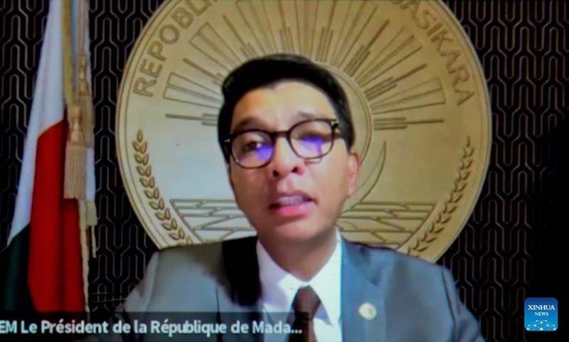 Picha hii iliyopigwa kwenye skrini ikimuonyesha Rais wa Madagascar Andry Rajoelina akizungumza katika video iliyotolewa kwenye mtandao wa kijamii, Oktoba 13, 2025. (Picha na Sitraka Rajaonarison/Xinhua)