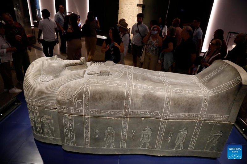 Watalii wakitazama vitu vinavyooneshwa katika Jumba la Makumbusho Kuu la Misri mjini Giza, Misri, Oktoba 14, 2025. (Xinhua/Ahmed Gomaa)