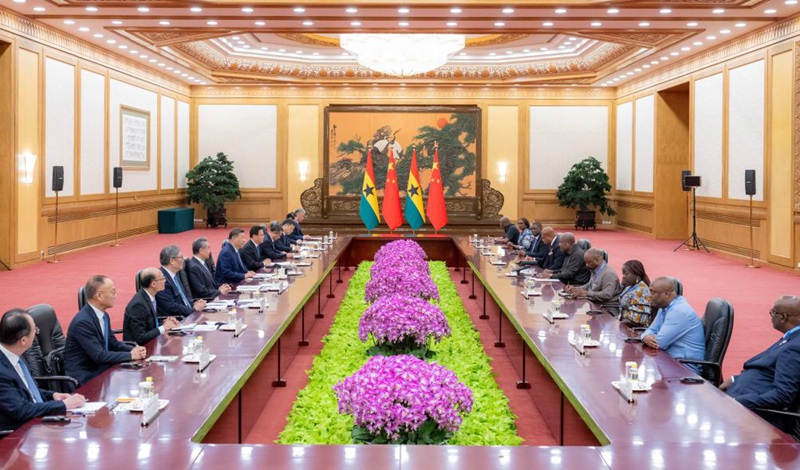 Rais Xi Jinping wa China akikutana na Rais John Dramani Mahama wa Ghana, ambaye yuko Beijing kuhudhuria Mkutano wa Viongozi Duniani kuhusu Wanawake, kwenye Jumba la Mikutano ya Umma mjini Beijing, mji mkuu wa China, Oktoba 14, 2025. (Xinhua/Zhai Jianlan)