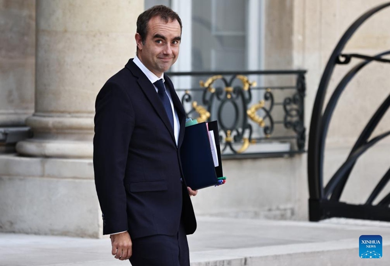 Waziri Mkuu wa Ufaransa Sebastien Lecornu akiondoka baada ya mkutano wa kwanza wa kila wiki wa baraza la mawaziri la serikali mpya katika Ikulu ya Elysee mjini Paris, Ufaransa, Oktoba 14, 2025. (Xinhua/Gao Jing)