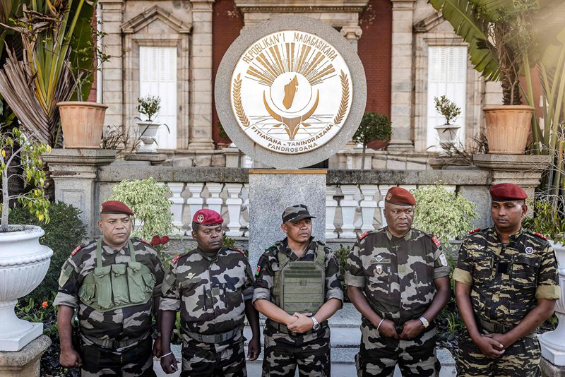 Kanali Michael Randrianirina (katikati), afisa wa kijeshi wa Madagascar, akihudhuria mkutano kati ya maafisa wa kijeshi na wabunge, mjini Antananarivo, Madagascar, Oktoba 14, 2025. (Picha na Sitraka Rajaonarison/Xinhua)