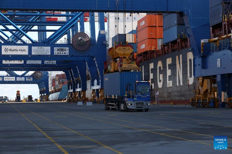 Picha hii iliyopigwa Oktoba 19, 2025 ikionyesha kontena lililopakuliwa kutoka meli ya usafiri wa kwanza inayoitwa "Daraja la Istanbul" kwenye njia ya haraka ya meli za kubeba makontena ya China-Ulaya ya Aktiki, likipakiwa kwenye lori katika Bandari ya Gdansk, Poland. (Xinhua/Cui Li)