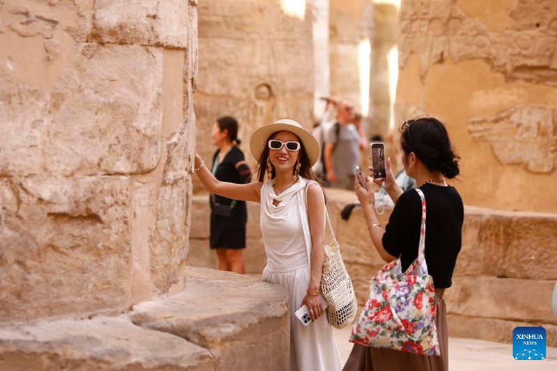 Watalii wa China wakipiga picha wakati wakifanya utalii kwenye  Jumba la Hekalu la Karnak mjini Luxor, Misri, Oktoba 5, 2025.(Xinhua/Ahmed Gomaa)