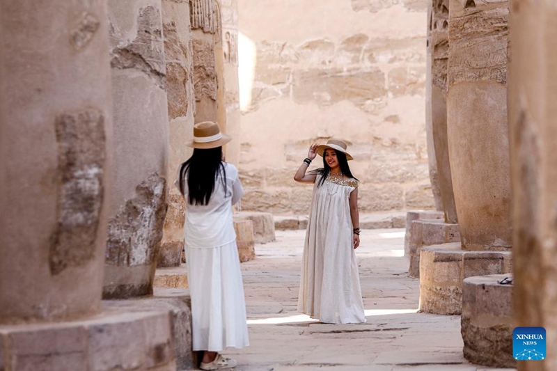 Watalii wa China wakipiga picha wakati wakifanya utalii kwenye  Jumba la Hekalu la Karnak mjini Luxor, Misri, Oktoba 5, 2025.(Xinhua/Ahmed Gomaa)