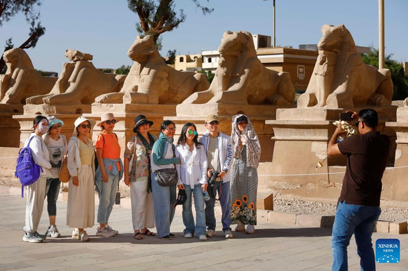 Watalii wa China wakipiga picha wakati wakifanya utalii kwenye  Jumba la Hekalu la Karnak mjini Luxor, Misri, Oktoba 5, 2025.(Xinhua/Ahmed Gomaa)