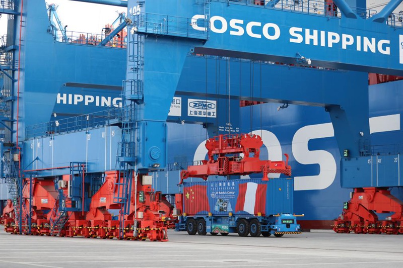 Zana na Vifaa vya teknolojia za kisasa  vikinyanyua makontena katika Bandari ya Chancay, Peru, tarehe 14 Novemba 2024. (Xinhua/Li Mengxin)