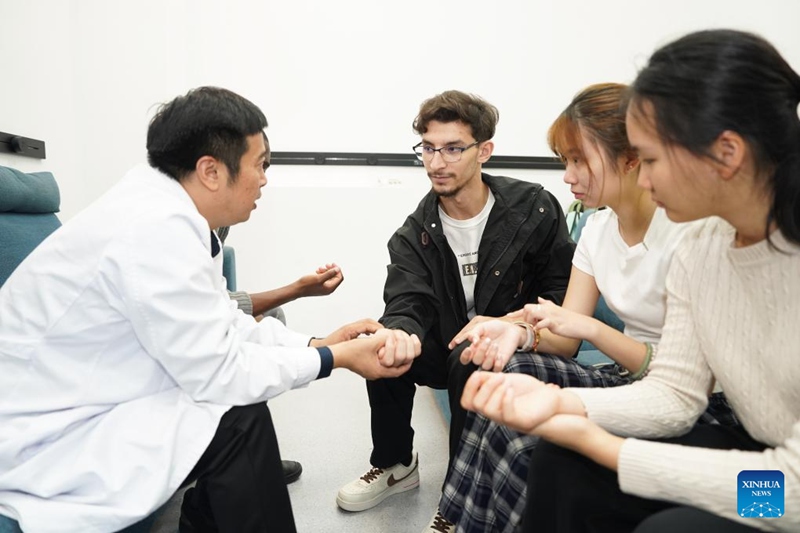 Wanafunzi wa Kimataifa wajifunza matibabu ya jadi ya China mkoani Anhui, China