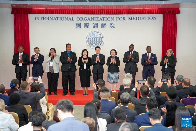 Wageni wakiwa katika picha ya kundi kwenye hafla ya uzinduzi wa Shirika la Kimataifa la Upatanishi (IOMed) mjini Hong Kong, Kusini mwa China, Oktoba 20, 2025. (Xinhua/Zhu Wei)