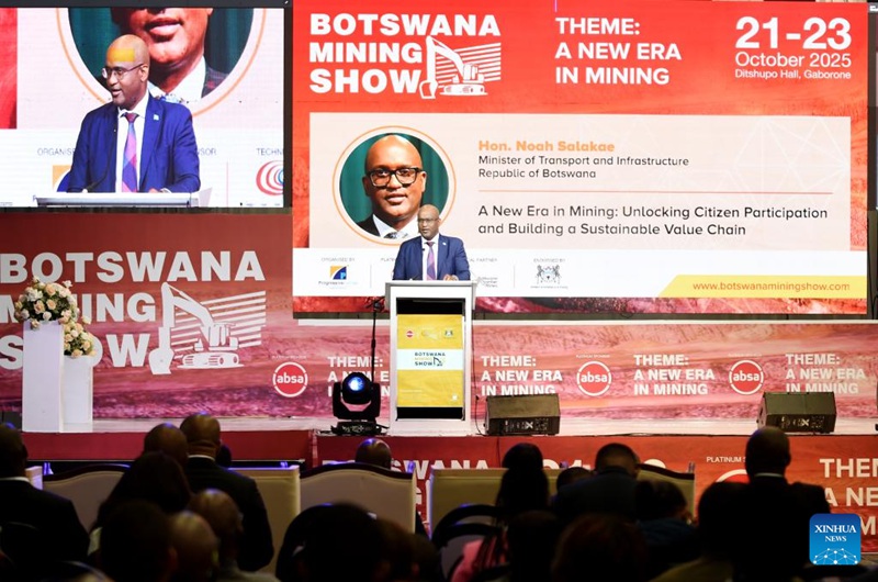 Waziri wa Uchukuzi na Miundombinu wa Botswana Noah Salakae akizungumza kwenye ufunguzi wa Maonyesho ya Madini ya Botswana mjini Gaborone, Botswana, Oktoba 21, 2025. (Picha na Tshekiso Tebalo/Xinhua)