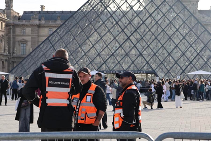Watu wa ulinzi wa usalama wakiwa kwenye doria nje ya Jumba la Makumbusho la Louvre mjini Paris, Ufaransa, Oktoba 22, 2025. (Xinhua/Zhang Baihui)