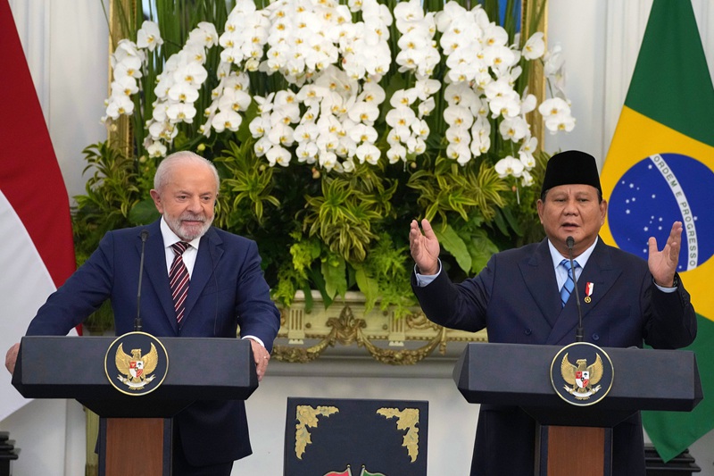 Rais wa Indonesia Prabowo Subianto (kulia) na Rais wa Brazil Luiz Inacio Lula da Silva wakihudhuria mkutano wa pamoja na waandishi wa habari katika Ikulu ya Merdeka mjini Jakarta, Indonesia, Oktoba 23, 2025. (Picha na Zulkarnain/Xinhua)