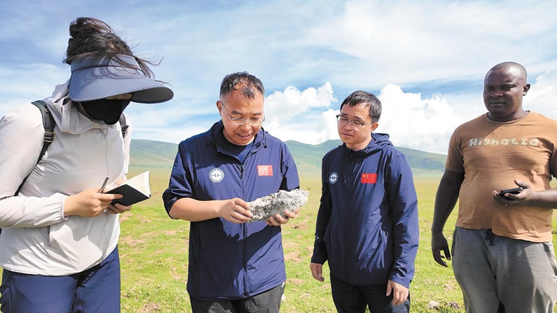 Wataalam wa timu ya utafiti ya China wakiangalia sampuli ya jiwe kwenye hifadhi ya kijiolojia. (Picha imetolewa kwa China Daily/kuchapishwa na People’s Daily Online)