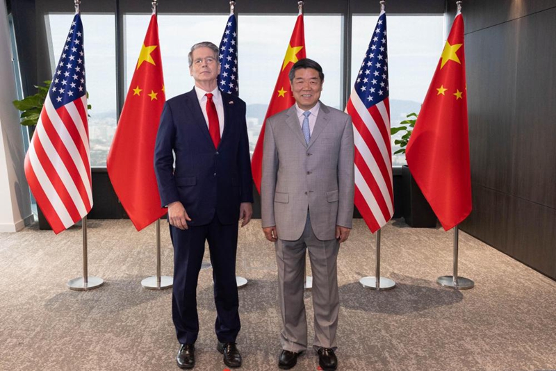 Kabla ya majadiliano ya tarehe 25, Oktoba kwa saa za Kuala Lumpur, He Lifeng, ambaye ni mjumbe wa Ofisi ya Siasa ya kamati kuu ya Chama cha Kikomunisti cha China na naibu waziri mkuu wa serikali ya China, alipiga picha pamoja na Waziri wa Fedha wa Marekani Scott Bessent. (Xinhua/Bai Xueqi)