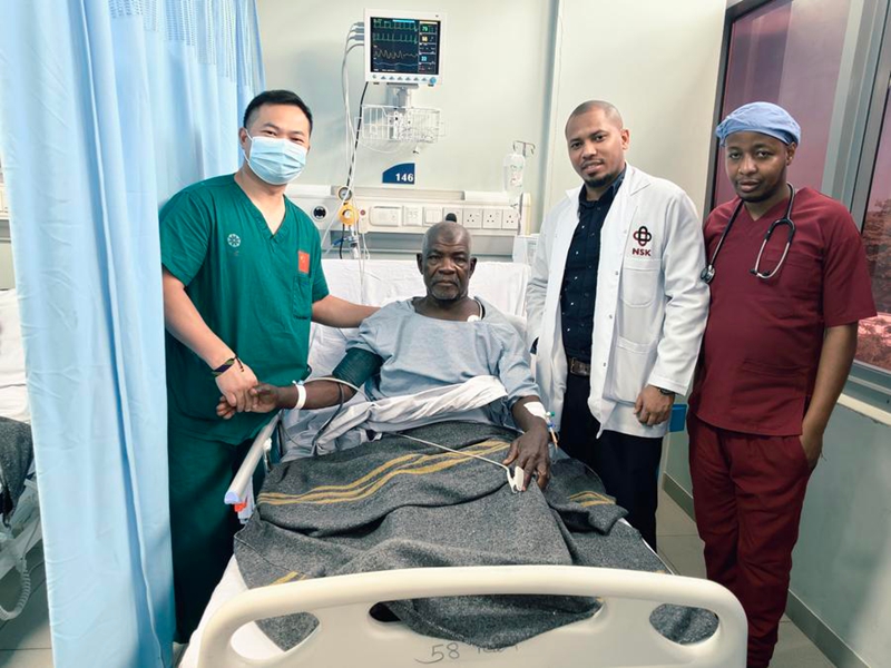 Madaktari wa China na Tanzania na mgonjwa Omar Haji Makame wakiwa pamoja baada ya upasuaji wa laparoscopic kufanikiwa katika Hospitali ya Lumumba katika Zanzibar, Tanzania, Oktoba 20, 2025. (Timu ya 35 ya madaktari wa China katika Zanzibar / Xinhua)