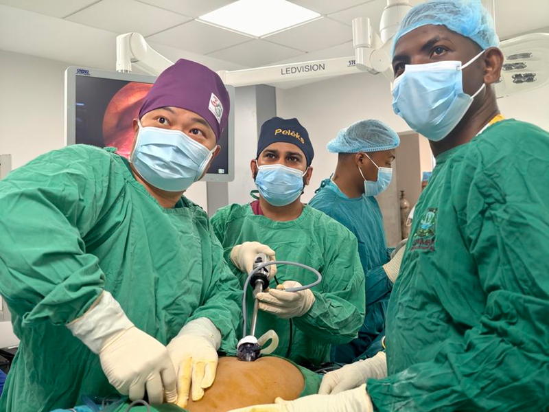 Bao Zengtao (wa kwanza kushoto), daktari wa upasuaji na kiongozi wa timu ya 35 ya madaktari wa China katika Zanzibar, na madaktari wa Tanzania wakati wanapofanya upasuaji wa laparoscopic katika Hospitali ya Lumumba katika Zanzibar, Tanzania, Oktoba 20, 2025. (Timu ya 35 ya madaktari wa China Zanzibar / Xinhua)