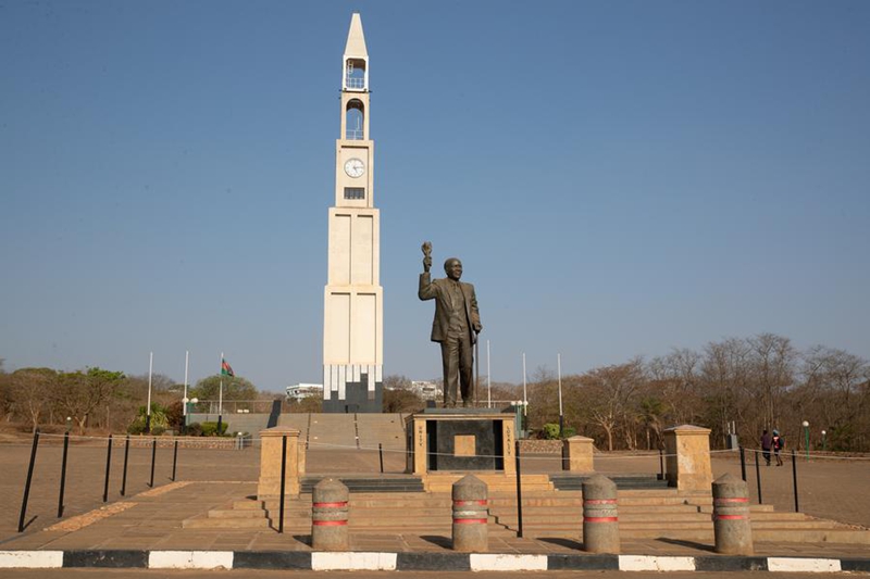 Picha hii iliyopigwa Septemba 18, 2025 ikionyesha Mnara wa Ukumbusho wa Vita na sanamu ya Hastings Kamuzu Banda, mjini Lilongwe, Malawi. (Xinhua/Peng Lijun)