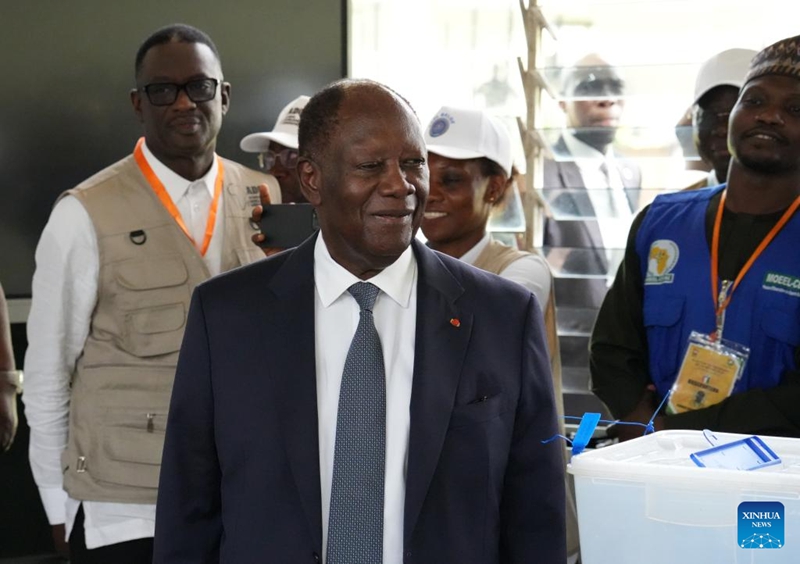 Picha iliyopigwa Oktoba 25, 2025, ikimuonyesha Rais Alassane Ouattara akiwa kwenye kituo cha kupigia kura, mjini Abidjan, Cote d'Ivoire. (Xinhua/Zhang Jian)