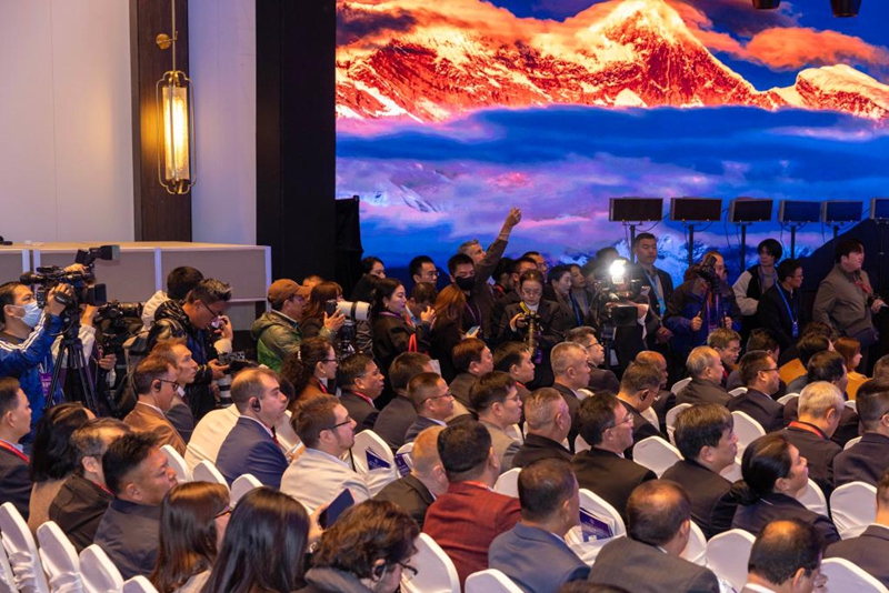 Picha hii iliyopigwa Oktoba 29, 2025 ikionyesha hafla ya ufunguzi wa "Jukwaa la 2025 juu ya Maendeleo ya Xizang, China" katika Mji wa Nyingchi, Mkoa Unaojiendesha wa Xizang, kusini magharibi mwa China. (Xinhua/Jiang Fan)