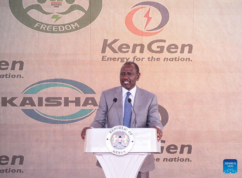 Rais wa Kenya William Ruto akihutubia hafla ya kuweka jiwe la msingi la mradi wa kiwanda cha mbolea za kijani unaofadhiliwa na kampuni ya China iliyofanyika katika Kaunti ya Nakuru, Kenya, Novemba 3, 2025. (Xinhua/Li Yahui)