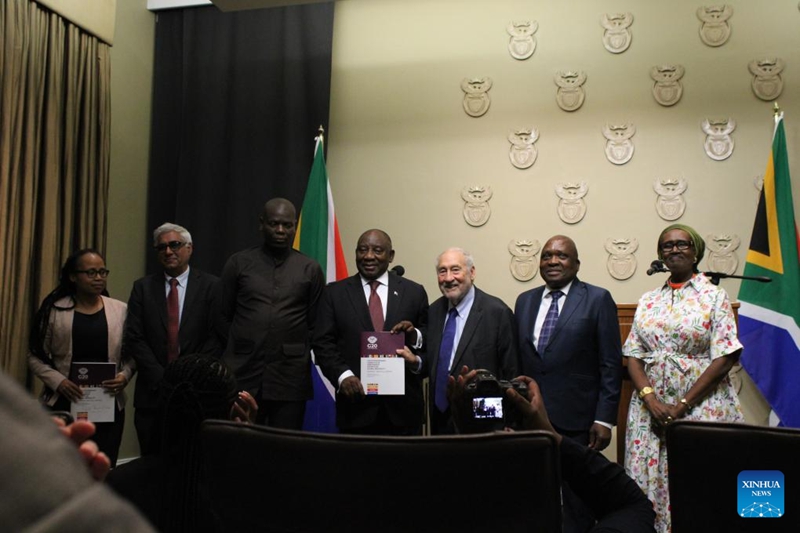 Rais wa Afrika Kusini Cyril Ramaphosa (wa nne, kulia) akipokea Ripoti ya Kamati Maalum ya G20 juu ya Hali isiyo na Usawa Duniani kutoka kwa Mshindi wa Tuzo ya Nobel Joseph Stiglitz (wa tatu, kulia), Mkurugenzi Mtendaji wa UNAIDS Winnie Byanyima (wa kwanza, kulia), na wataalamu wengine wanne wakuu wa kimataifa wa kamati hiyo kwenye hafla mjini Cape Town, Afrika Kusini, Novemba 4, 2025. (Picha na Shakirah Thebus/Xinhua)