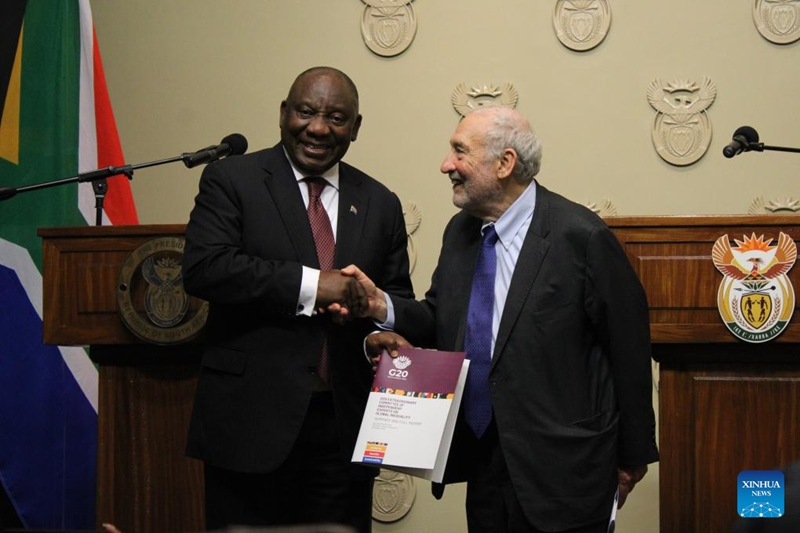 Rais wa Afrika Kusini Cyril Ramaphosa (kushoto) akipokea Ripoti ya Kamati Maalum ya G20 juu ya Hali isiyo na Usawa Duniani kutoka kwa Mshindi wa Tuzo ya Nobel Joseph Stiglitz kwenye hafla mjini Cape Town, Afrika Kusini, Novemba 4, 2025. (Picha na Shakirah Thebus/Xinhua)