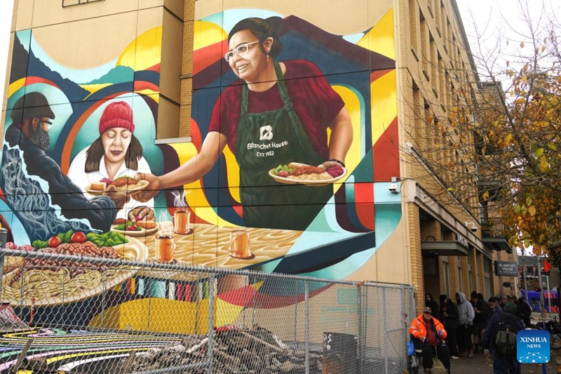 Watu wanaonekana wakisubiri kupokea chakula cha bila malipo mtaani mjini Portland, Oregon, Marekani, Novemba 4, 2025. (Xinhua/Wu Xiaoling)