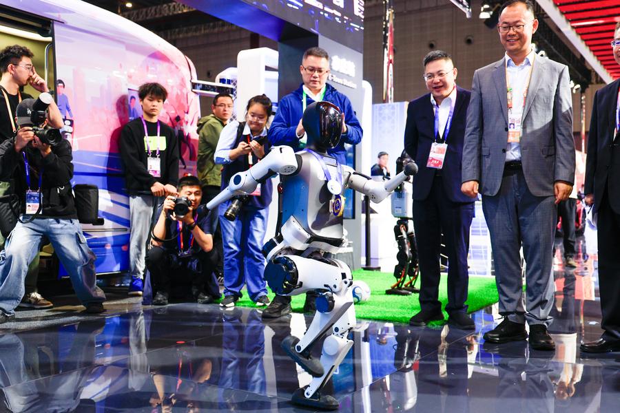 Watu wakitazama onyesho la roboti kwenye Banda la China katika Maonyesho ya nane ya Kimataifa ya Uagizaji Bidhaa ya China (CIIE) mjini Shanghai, mashariki mwa China, Novemba 5, 2025. (Xinhua/Liu Jiaqi)