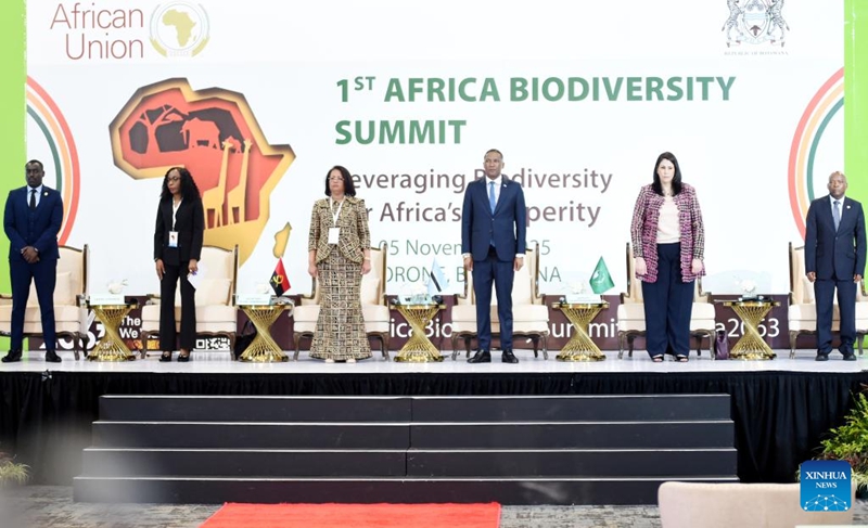 Rais Duma Boko wa Botswana (wa tatu, kulia), Naibu Mwenyekiti wa Kamisheni ya Umoja wa Afrika (AU) Selma Malika Haddadi (wa pili, kulia) wakishiriki kwenye Mkutano wa kwanza wa Bioanuwai wa Afrika mjini Gaborone, Botswana, Novemba 5, 2025. (Picha na Tshekiso Tebalo/Xinhua)