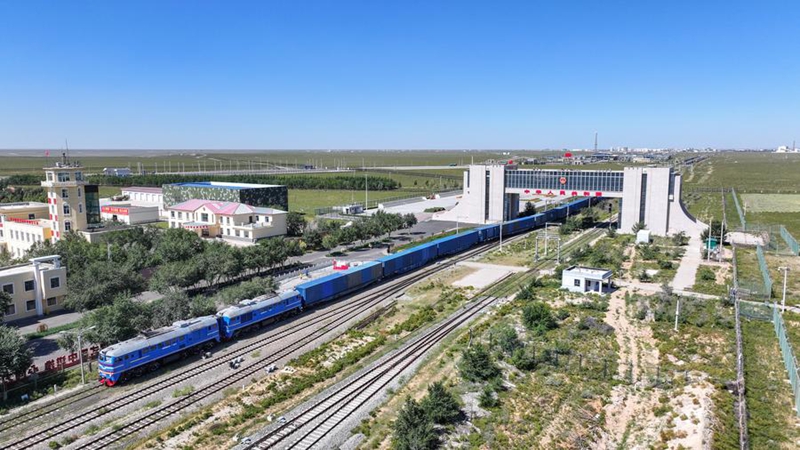 Picha iliyopigwa Septemba 3, 2025 ikionyesha treni ya mizigo ya China-Ulaya ikiingia kwenye bandari ya reli ya Erenhot, Mkoa Unaojiendesha wa Mongolia ya Ndani, Kaskazini mwa China. (Picha na Guo Pengjie/Xinhua)