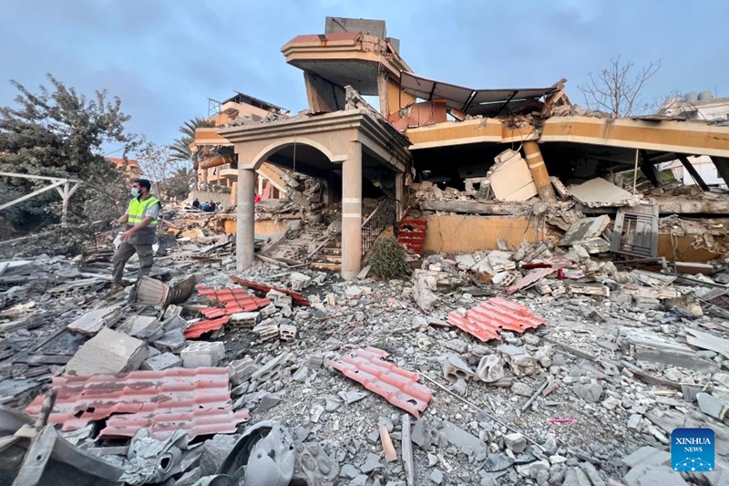 Picha iliyopigwa Novemba 6, 2025 ikionyesha watu wakikagua majengo yaliyobomolewa na mashambulizi ya anga ya Israeli katika mji wa kusini wa Tayr Debba, Lebanon. (Picha na Ali Hashisho/Xinhua)