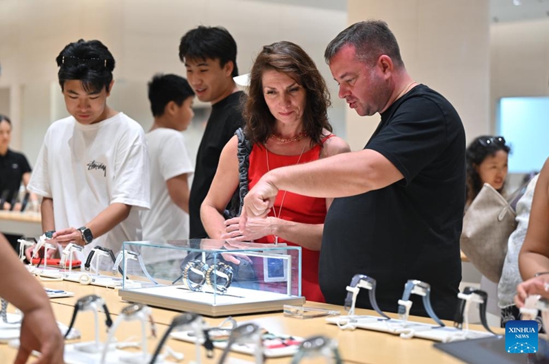 Wateja wa kigeni wakinunua bidhaa kwenye kwenye jengo la maduka mengi yasiyotozwa ushuru mjini Sanya, Mkoa wa Hainan, kusini mwa China, Novemba 9, 2025. (Xinhua/Guo Cheng)