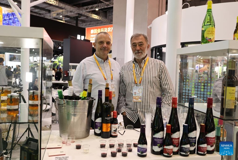 Picha hii ikionyesha watu wakipiga picha na chupa za divai kutoka Serbia kwenye eneo la maonyesho ya Vyakula na Mazao ya Kilimo katika Maonyesho ya nane ya Kimataifa ya Uagizaji Bidhaa ya China (CIIE) mjini Shanghai, mashariki mwa China, Novemba 7, 2025. (Xinhua/Fang Zhe)