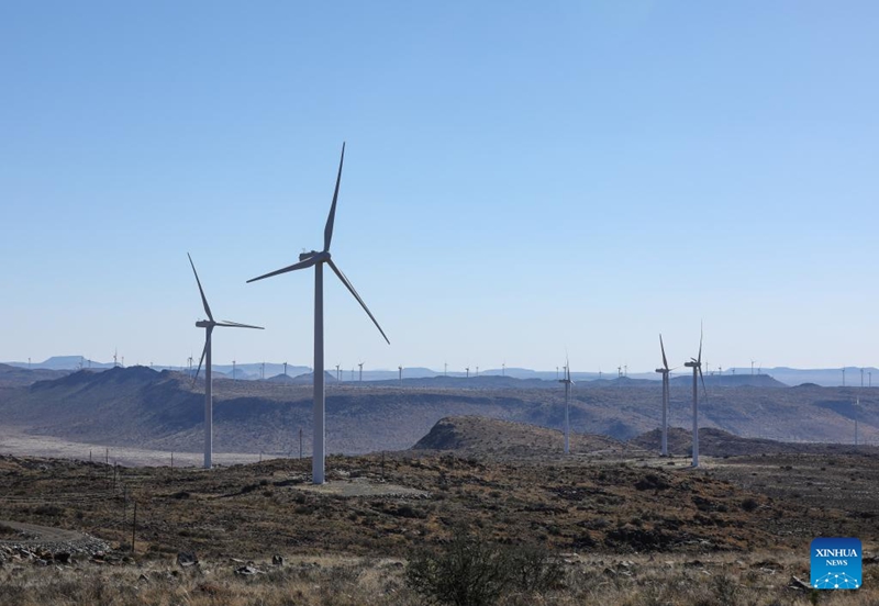 Picha hii iliyopigwa Oktoba 22, 2025 ikionyesha mitambo ya upepo ya Mradi wa Kuzalisha Umeme kwa Upepo wa De Aar huko De Aar, Northern Cape, Afrika Kusini.(Xinhua/Han Xu)