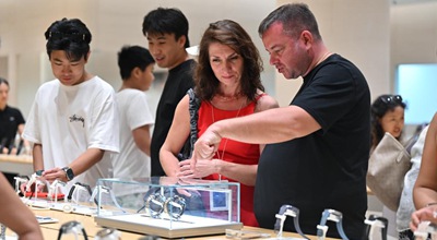 Wateja wafanya manunuzi kwenye jengo la maduka mengi yasiyotozwa ushuru mjini Sanya, Mkoa wa Hainan, China