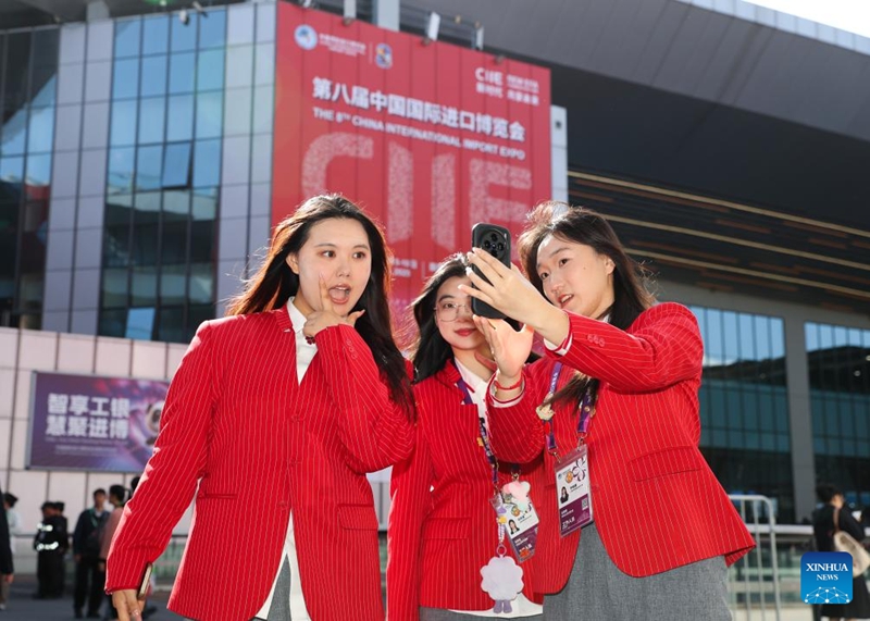 Watu wa kujitolea wakijipiga picha pamoja kwa ajili ya kumbukumbu kwenye Kituo cha Kitaifa cha Maonyesho na Mikutano cha Shanghai, ambapo ni ukumbi mkuu wa Maonyesho ya nane ya Kimataifa ya Uagizaji Bidhaa ya China (CIIE) mjini Shanghai, mashariki mwa China, Novemba 10, 2025. (Xinhua/Wang Jingqiang)