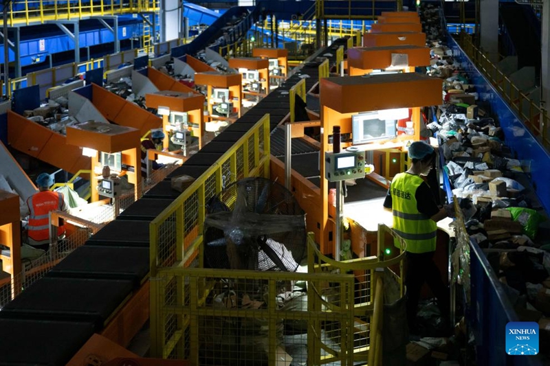 Shirika la Posta la China lajitahidi kuhakikisha uwasilishaji wa vifurushi vya gulio la mtandaoni la Siku ya 