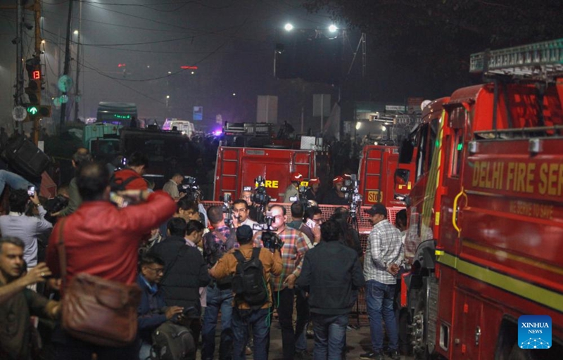 Polisi, askari wa zimamoto na waandishi wa habari wa India wakiwa wamekusanyika kwenye eneo la mlipuko wa gari karibu na Red Fort mjini New Delhi, India, Novemba 10, 2025. (Str/Xinhua)
